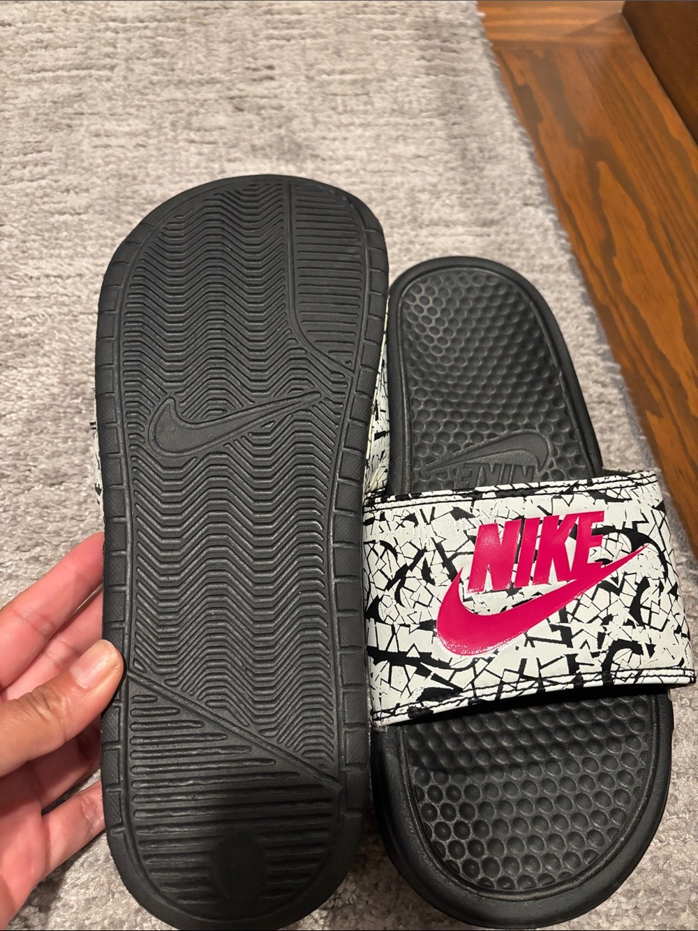 Nike Women’s Black Slide Sandals with White Crackle Strap and Pink Logo size 9 - Picture 3 of 4
